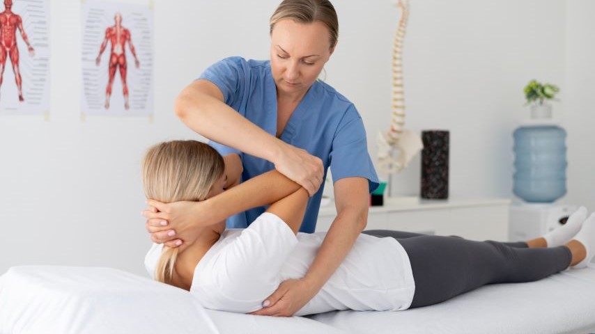 Chiropractor Oakbrook treating patient pain